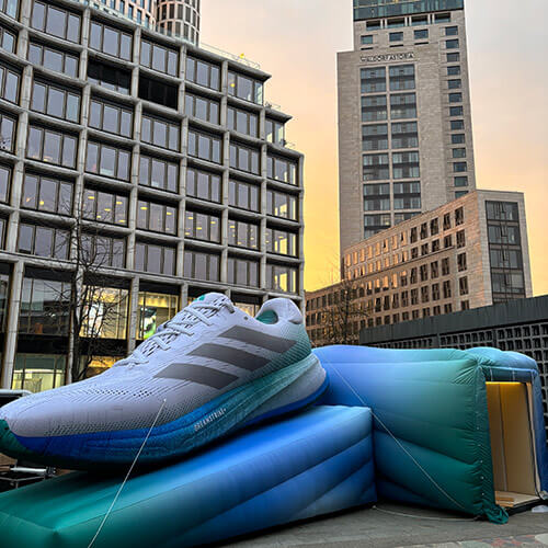 Aufblasbarer-Schuh-Adidas-Breitscheidplatz-hochhinaus