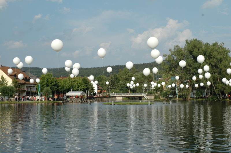 Riesenlatexballons-Seeinstallation