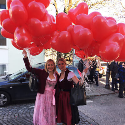 rote-ballonherzen-hochhinaus
